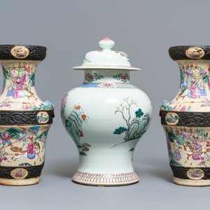 A pair of Chinese famille rose Nanking vases and a covered vase, 19th C. — 照片 3