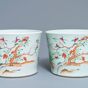 A pair of Chinese famille rose 'nine peaches' jardinières, 19th C. — 照片 1