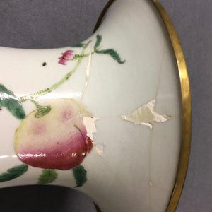 A pair of Chinese famille rose "nine peaches" vases, 19th C. — photo 13