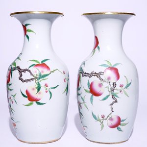 A pair of Chinese famille rose "nine peaches" vases, 19th C. — photo 2