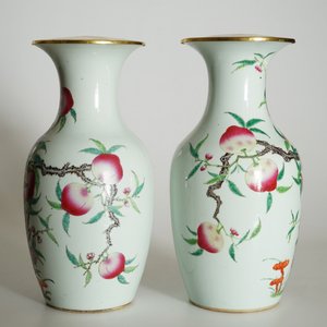 A pair of Chinese famille rose "nine peaches" vases, 19th C. — photo 8