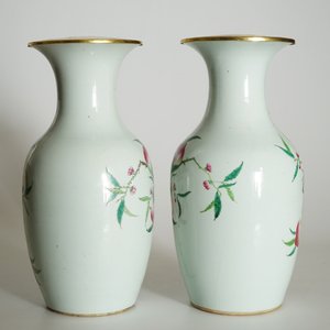 A pair of Chinese famille rose "nine peaches" vases, 19th C. — photo 9
