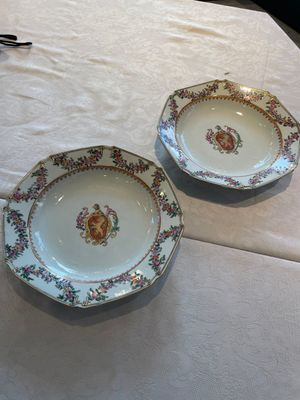 A pair of Chinese famille rose octagonal armorial plates, Qianlong — foto 1