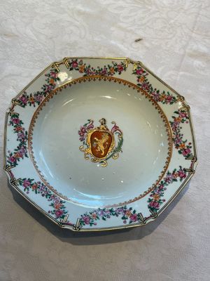 A pair of Chinese famille rose octagonal armorial plates, Qianlong — foto 2