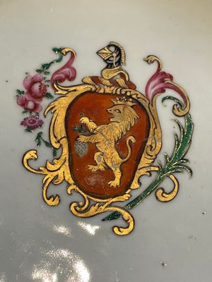 A pair of Chinese famille rose octagonal armorial plates, Qianlong — foto 3