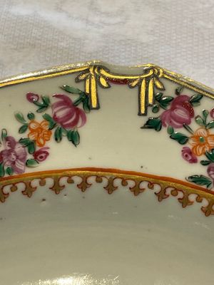 A pair of Chinese famille rose octagonal armorial plates, Qianlong — foto 4