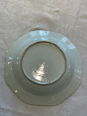 A pair of Chinese famille rose octagonal armorial plates, Qianlong — foto 5