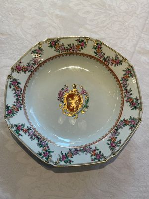 A pair of Chinese famille rose octagonal armorial plates, Qianlong — foto 7