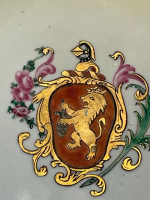 A pair of Chinese famille rose octagonal armorial plates, Qianlong — foto 8