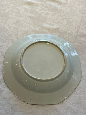 A pair of Chinese famille rose octagonal armorial plates, Qianlong — foto 9