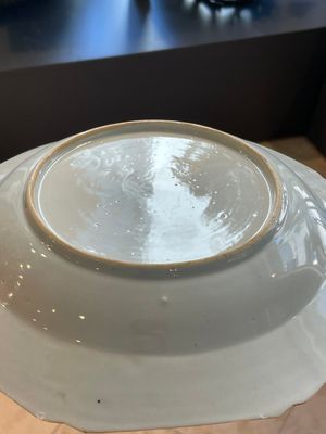 A pair of Chinese famille rose octagonal armorial plates, Qianlong — foto 10