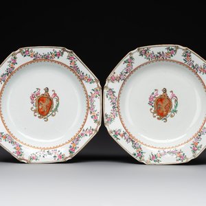 A pair of Chinese famille rose octagonal armorial plates, Qianlong — foto 1