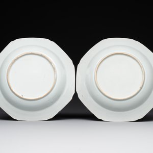 A pair of Chinese famille rose octagonal armorial plates, Qianlong — foto 2
