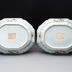 A pair of Chinese famille rose octagonal bowls with birds on flowering branches, Qianlong — foto 3