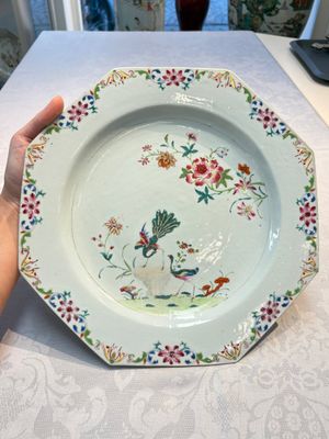 A pair of Chinese famille rose octagonal 'Peacock' dishes, Qianlong — foto 1