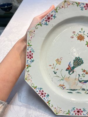 A pair of Chinese famille rose octagonal 'Peacock' dishes, Qianlong — foto 12