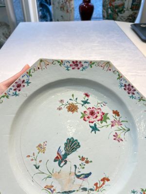 A pair of Chinese famille rose octagonal 'Peacock' dishes, Qianlong — foto 13