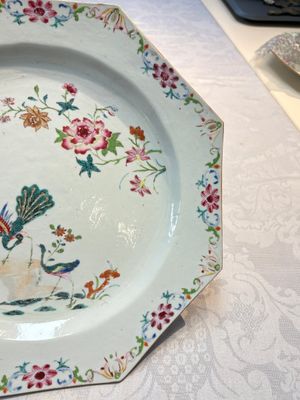 A pair of Chinese famille rose octagonal 'Peacock' dishes, Qianlong — foto 14