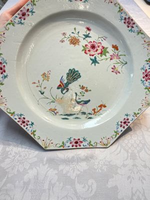 A pair of Chinese famille rose octagonal 'Peacock' dishes, Qianlong — foto 15