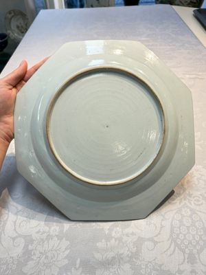 A pair of Chinese famille rose octagonal 'Peacock' dishes, Qianlong — foto 16