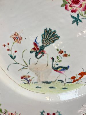 A pair of Chinese famille rose octagonal 'Peacock' dishes, Qianlong — foto 2