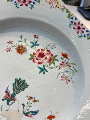 A pair of Chinese famille rose octagonal 'Peacock' dishes, Qianlong — foto 3