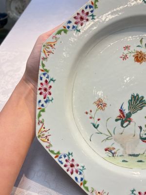 A pair of Chinese famille rose octagonal 'Peacock' dishes, Qianlong — foto 4