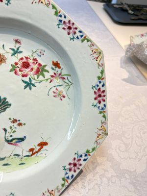 A pair of Chinese famille rose octagonal 'Peacock' dishes, Qianlong — foto 6