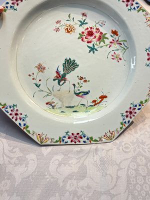 A pair of Chinese famille rose octagonal 'Peacock' dishes, Qianlong — foto 7
