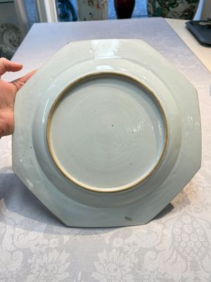 A pair of Chinese famille rose octagonal 'Peacock' dishes, Qianlong — foto 8