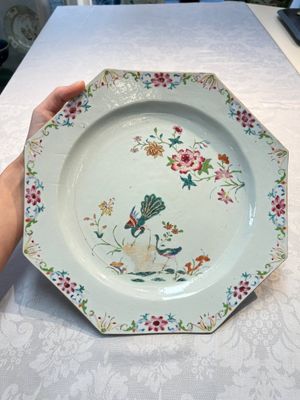 A pair of Chinese famille rose octagonal 'Peacock' dishes, Qianlong — foto 9