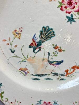 A pair of Chinese famille rose octagonal 'Peacock' dishes, Qianlong — foto 10