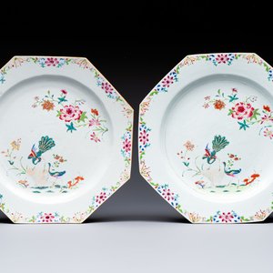 A pair of Chinese famille rose octagonal 'Peacock' dishes, Qianlong — foto 1