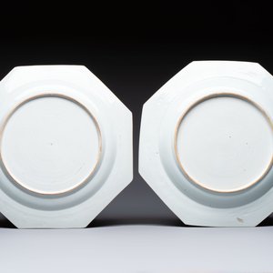 A pair of Chinese famille rose octagonal 'Peacock' dishes, Qianlong — foto 2