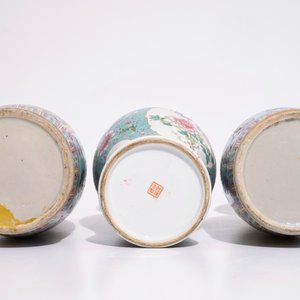 A pair of Chinese famille rose on turquoise ground vases, 19th C., and a vase with Qianlong mark, 20th C. — 照片 5