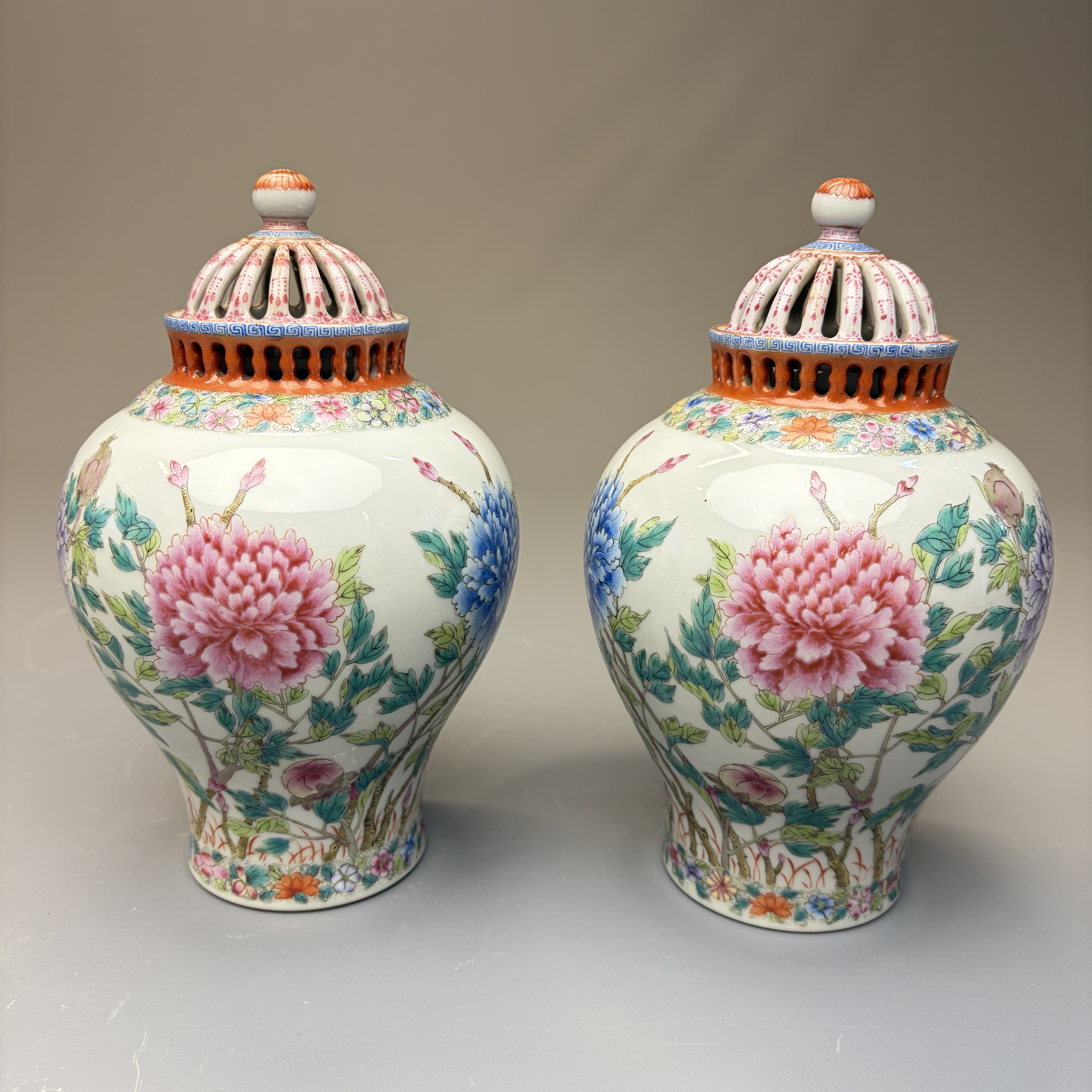 A pair of Chinese famille rose openworked vases and covers with peonies — foto 1