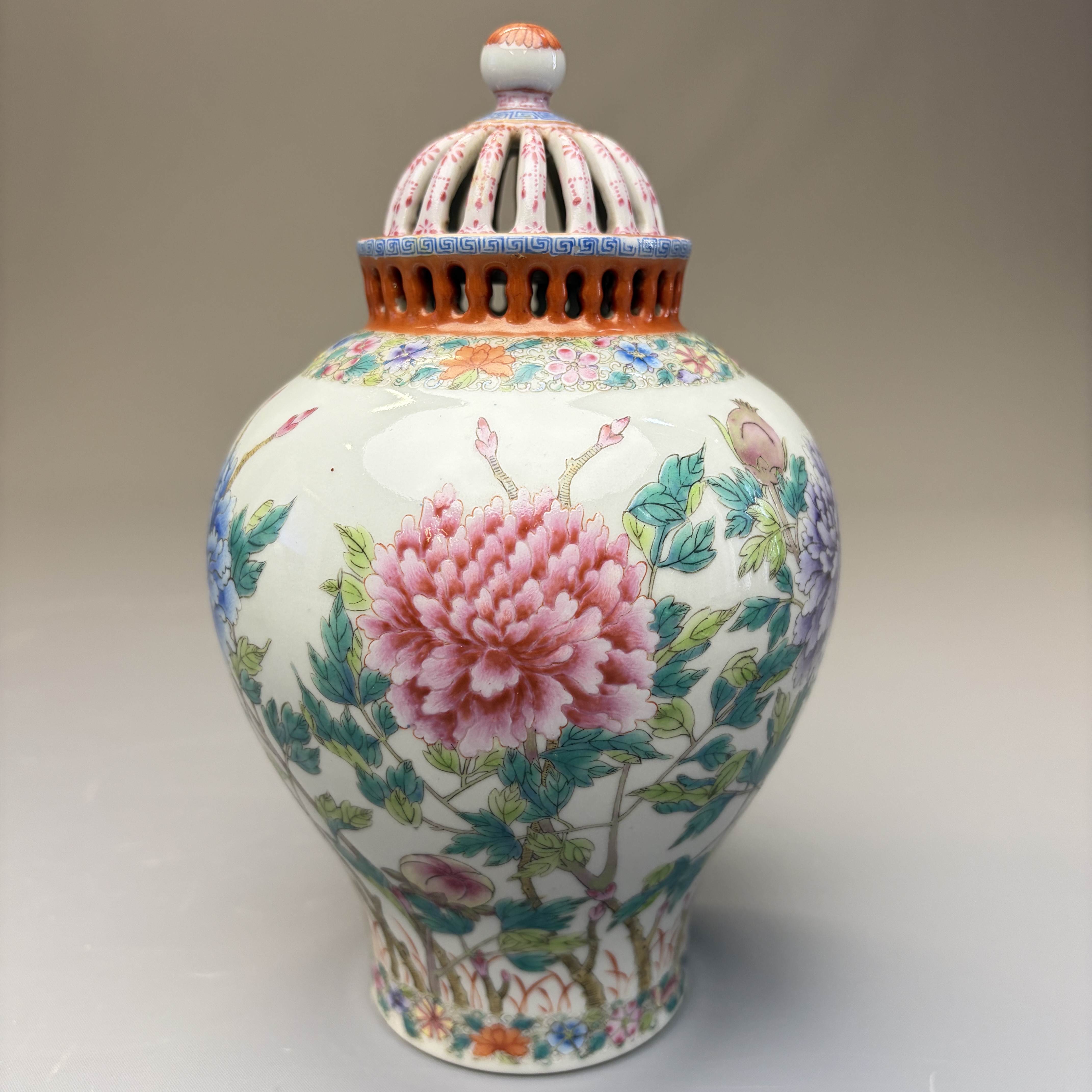 A pair of Chinese famille rose openworked vases and covers with peonies — foto 13