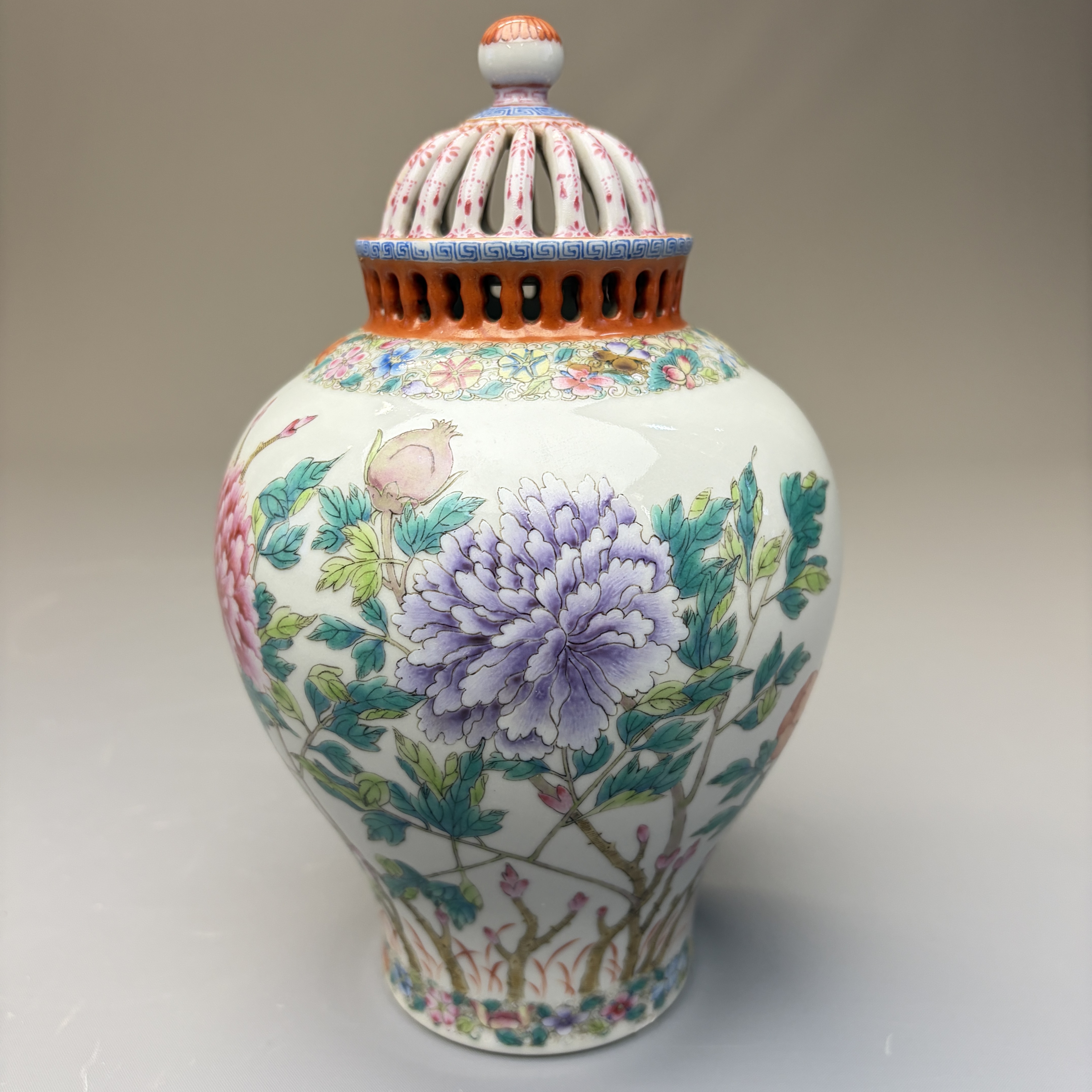 A pair of Chinese famille rose openworked vases and covers with peonies — foto 14