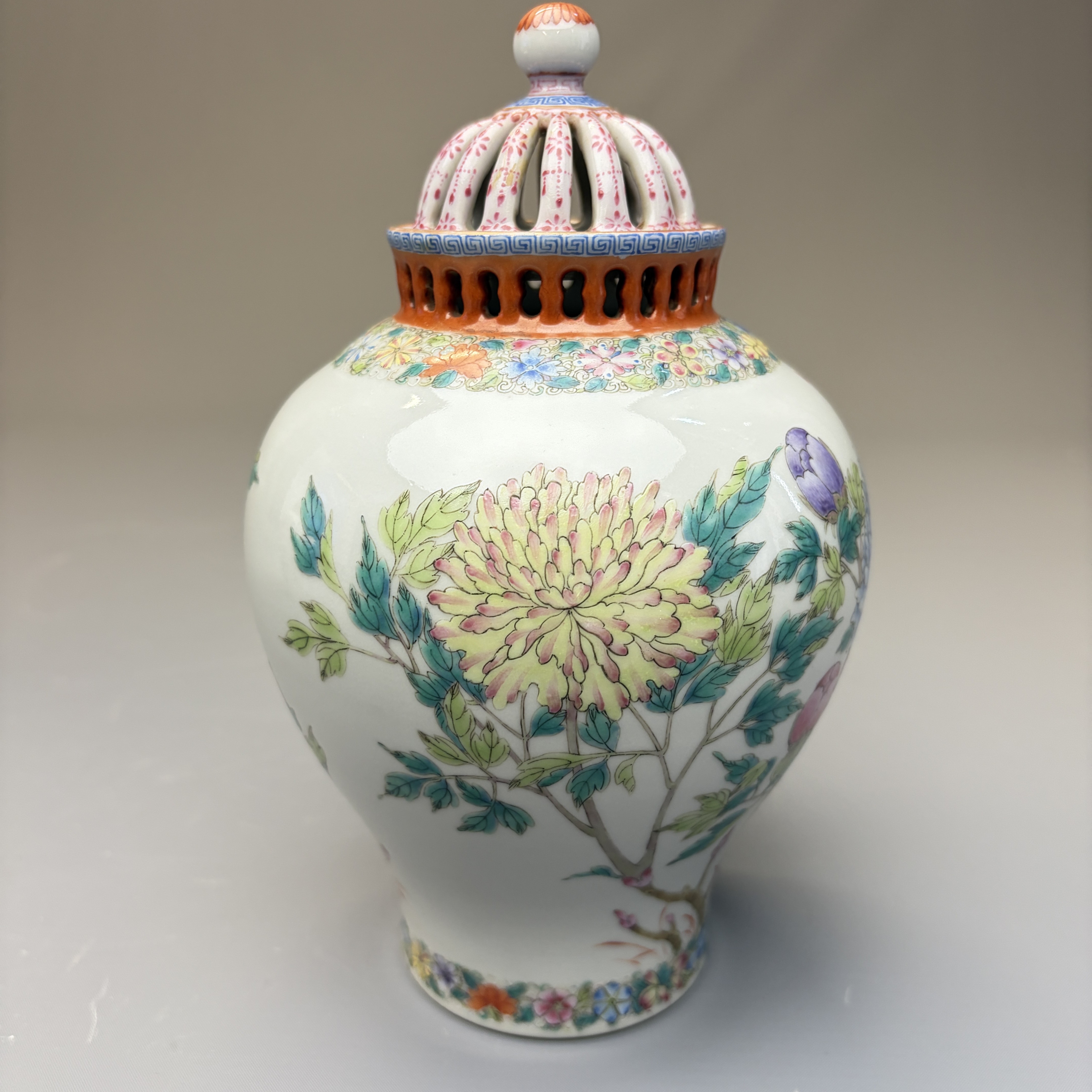 A pair of Chinese famille rose openworked vases and covers with peonies — foto 15