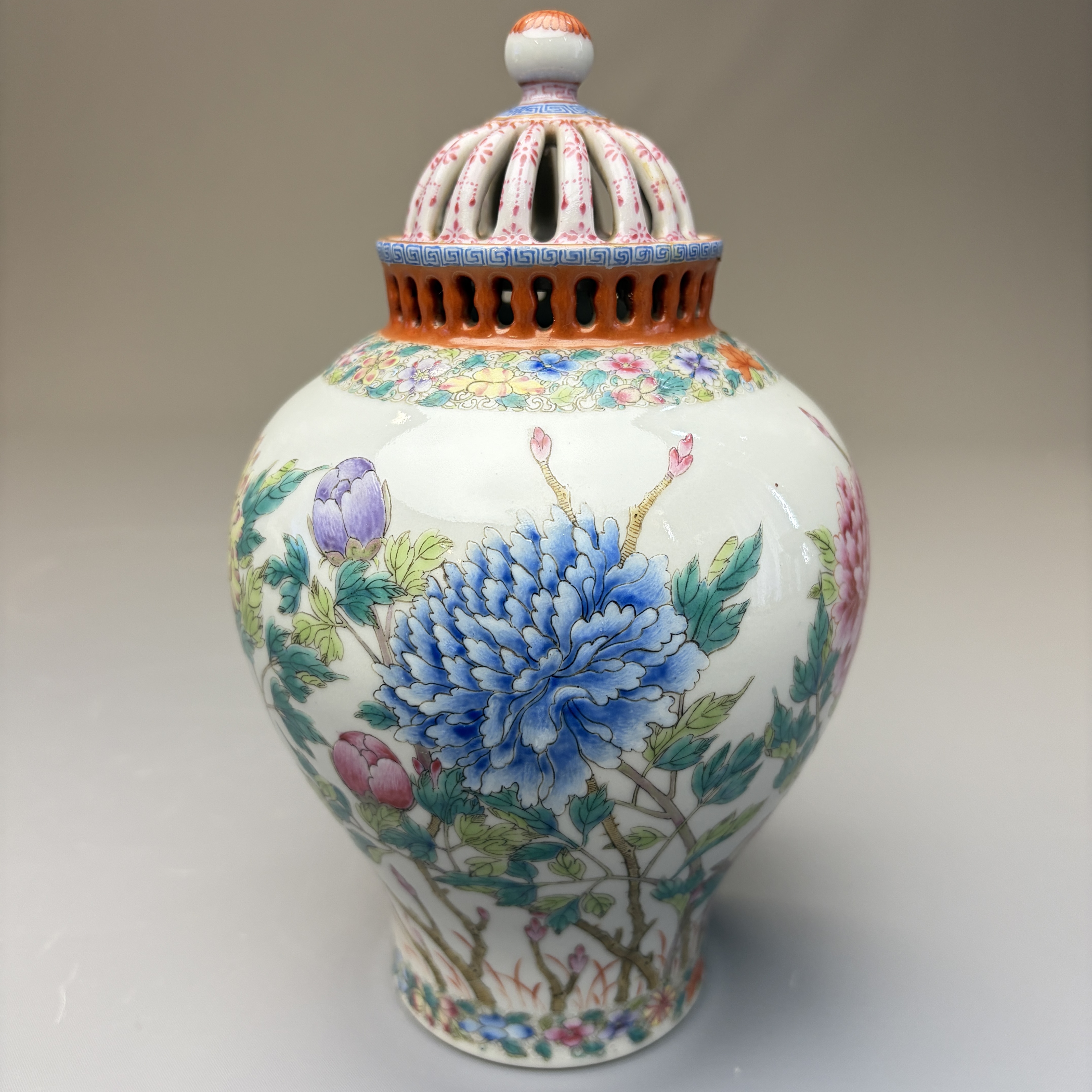 A pair of Chinese famille rose openworked vases and covers with peonies — foto 16