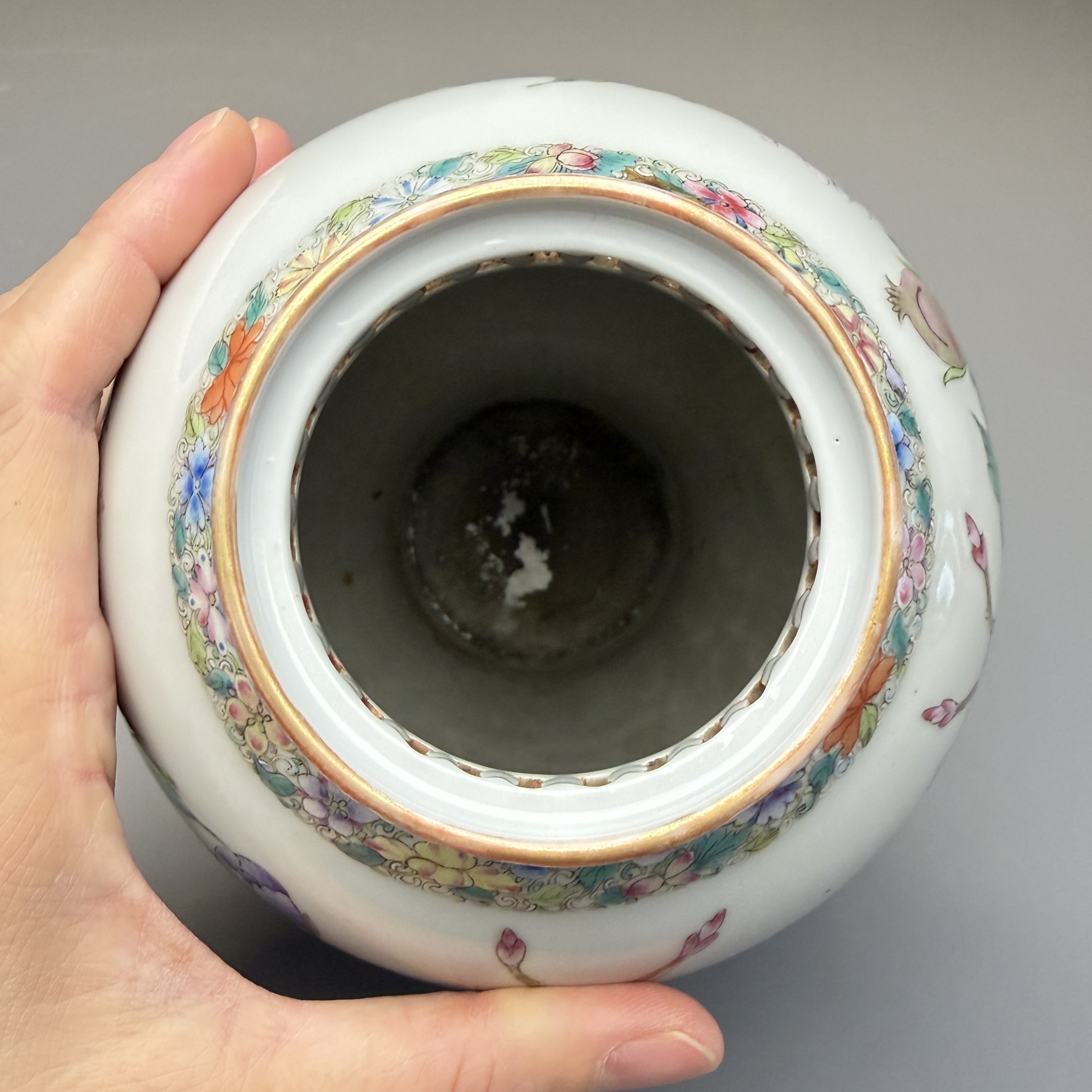 A pair of Chinese famille rose openworked vases and covers with peonies — foto 17