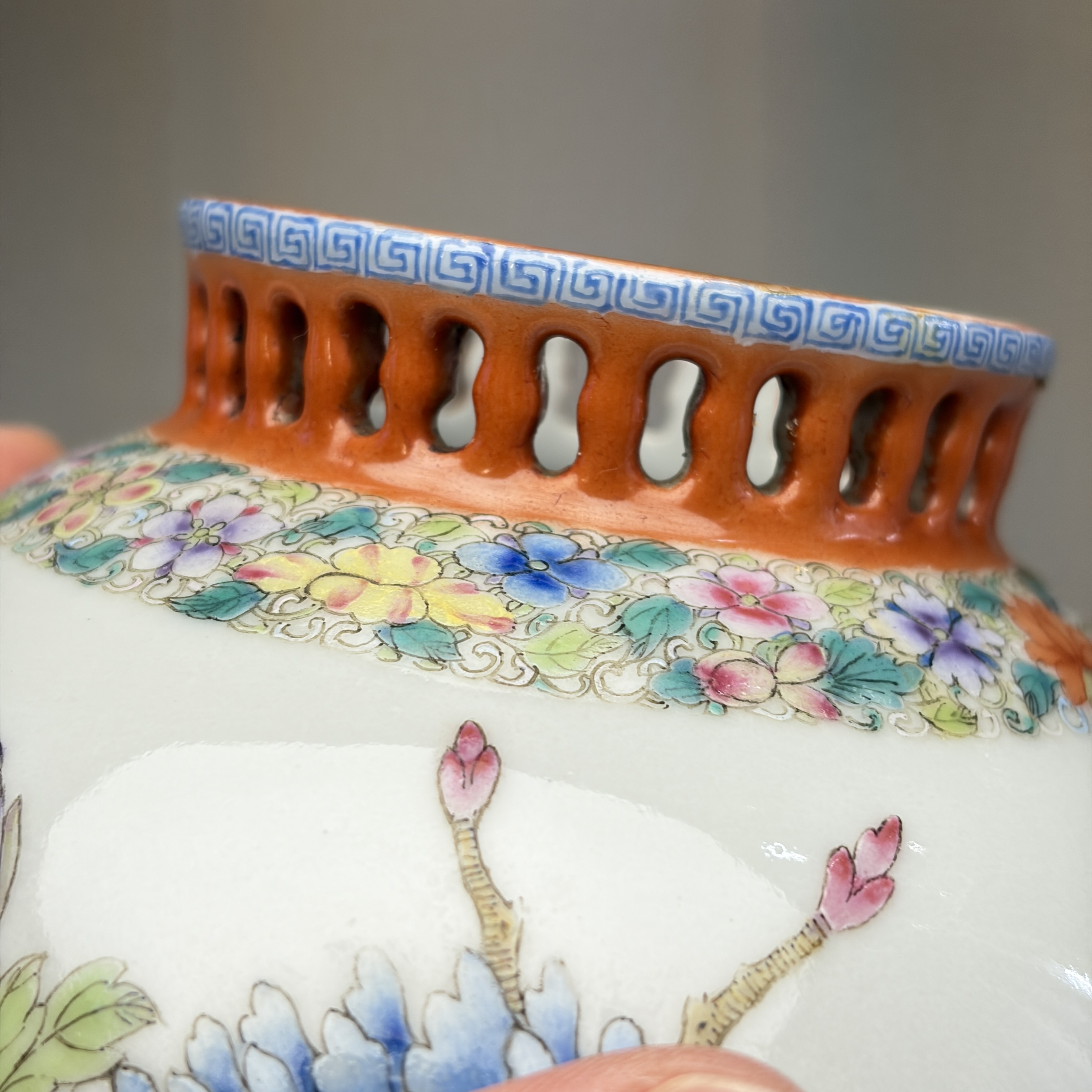 A pair of Chinese famille rose openworked vases and covers with peonies — foto 18