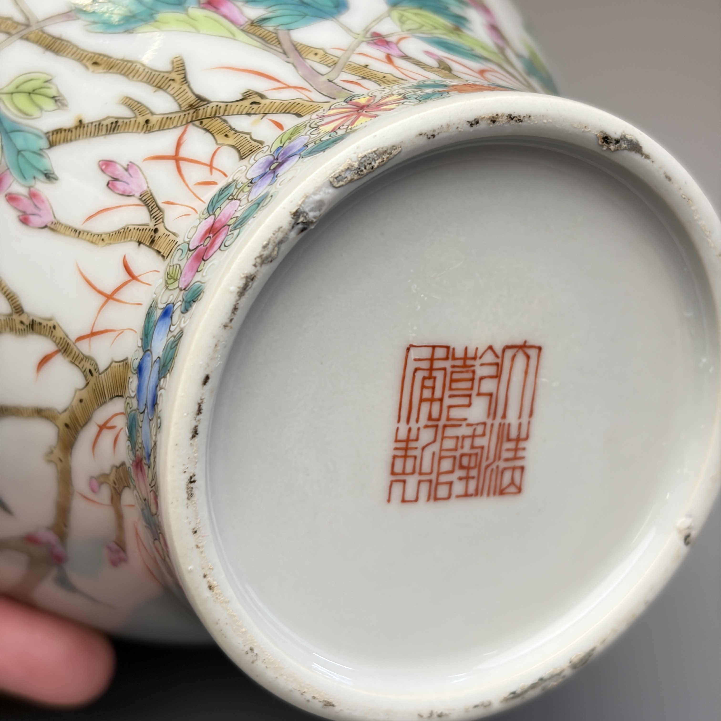 A pair of Chinese famille rose openworked vases and covers with peonies — foto 20
