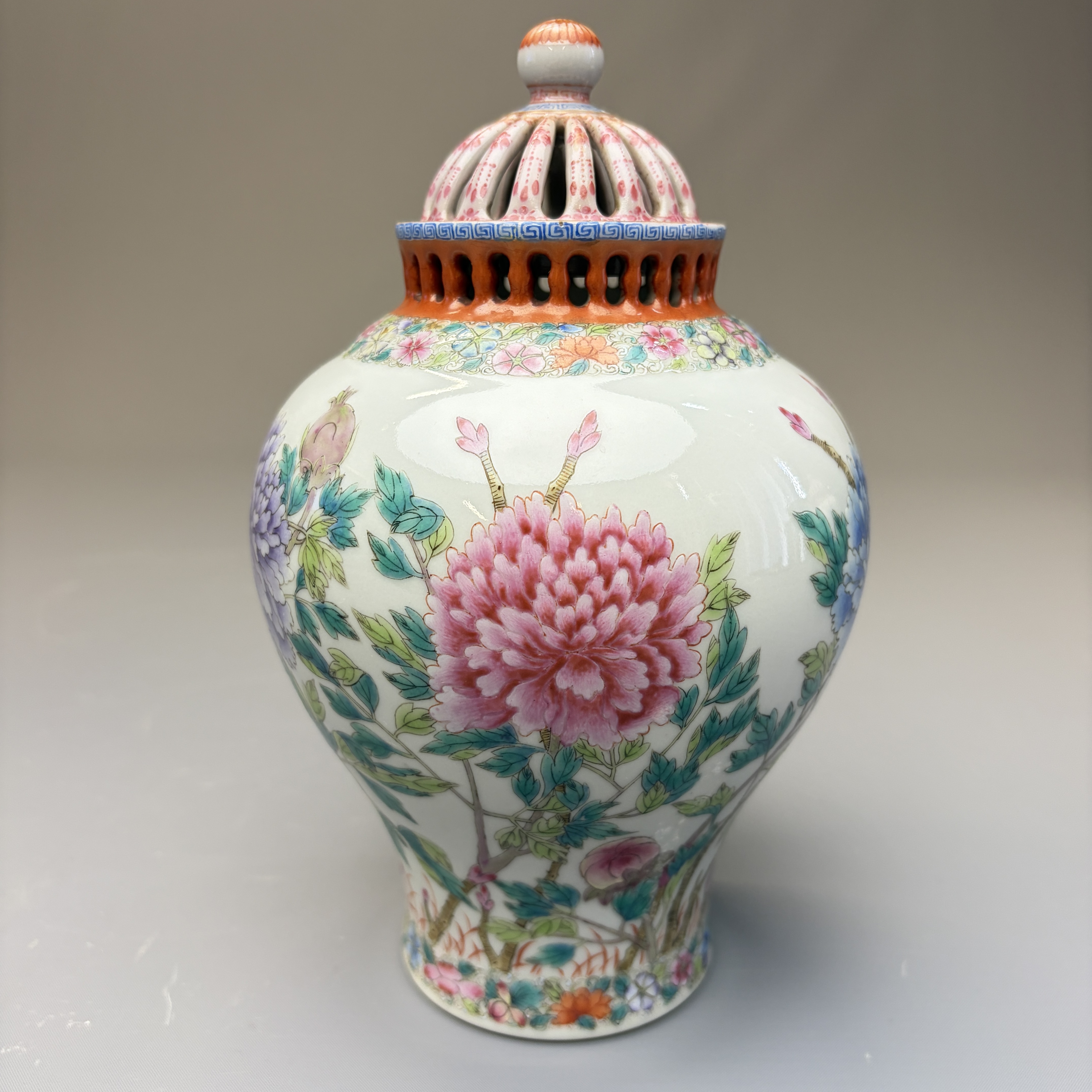 A pair of Chinese famille rose openworked vases and covers with peonies — foto 2