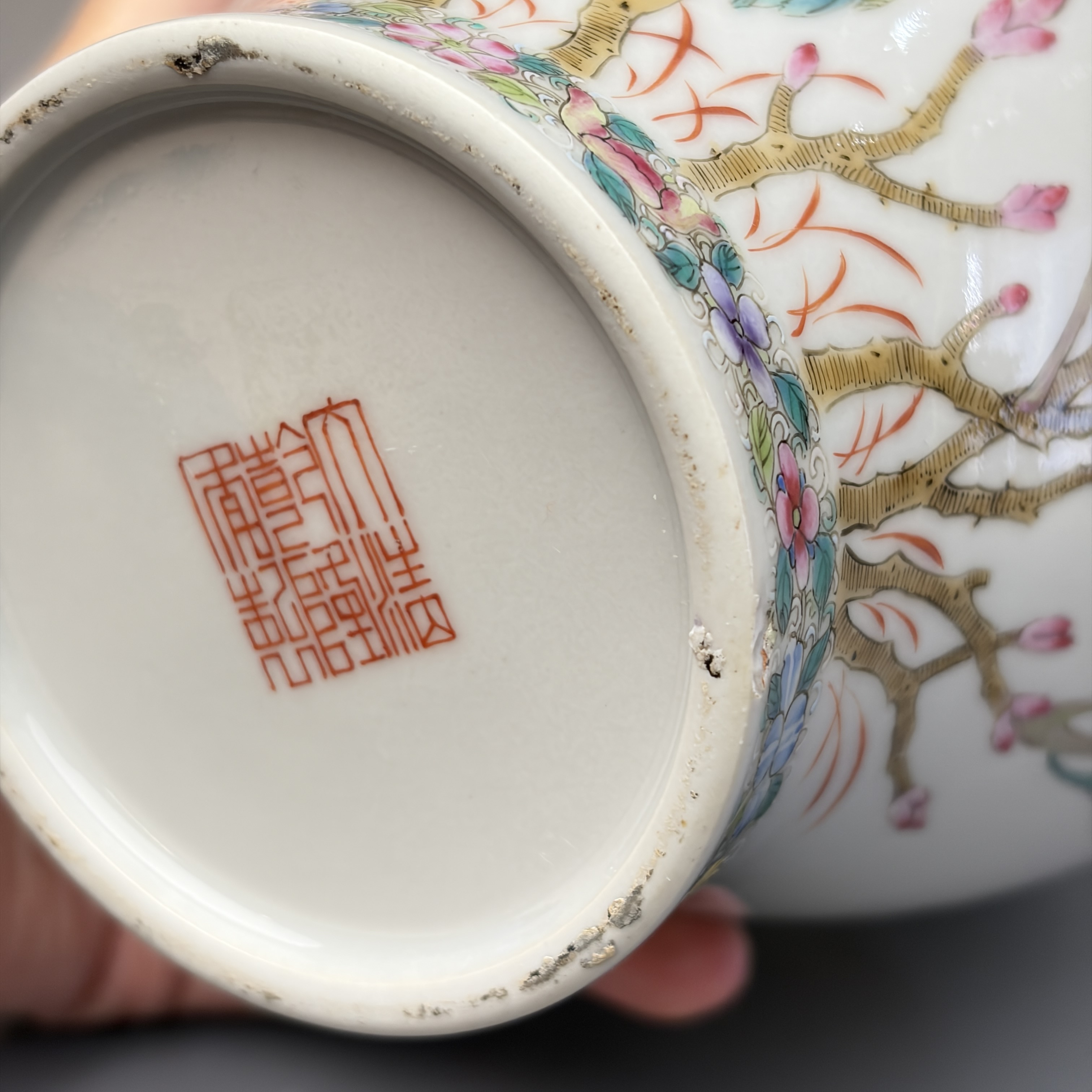 A pair of Chinese famille rose openworked vases and covers with peonies — foto 21