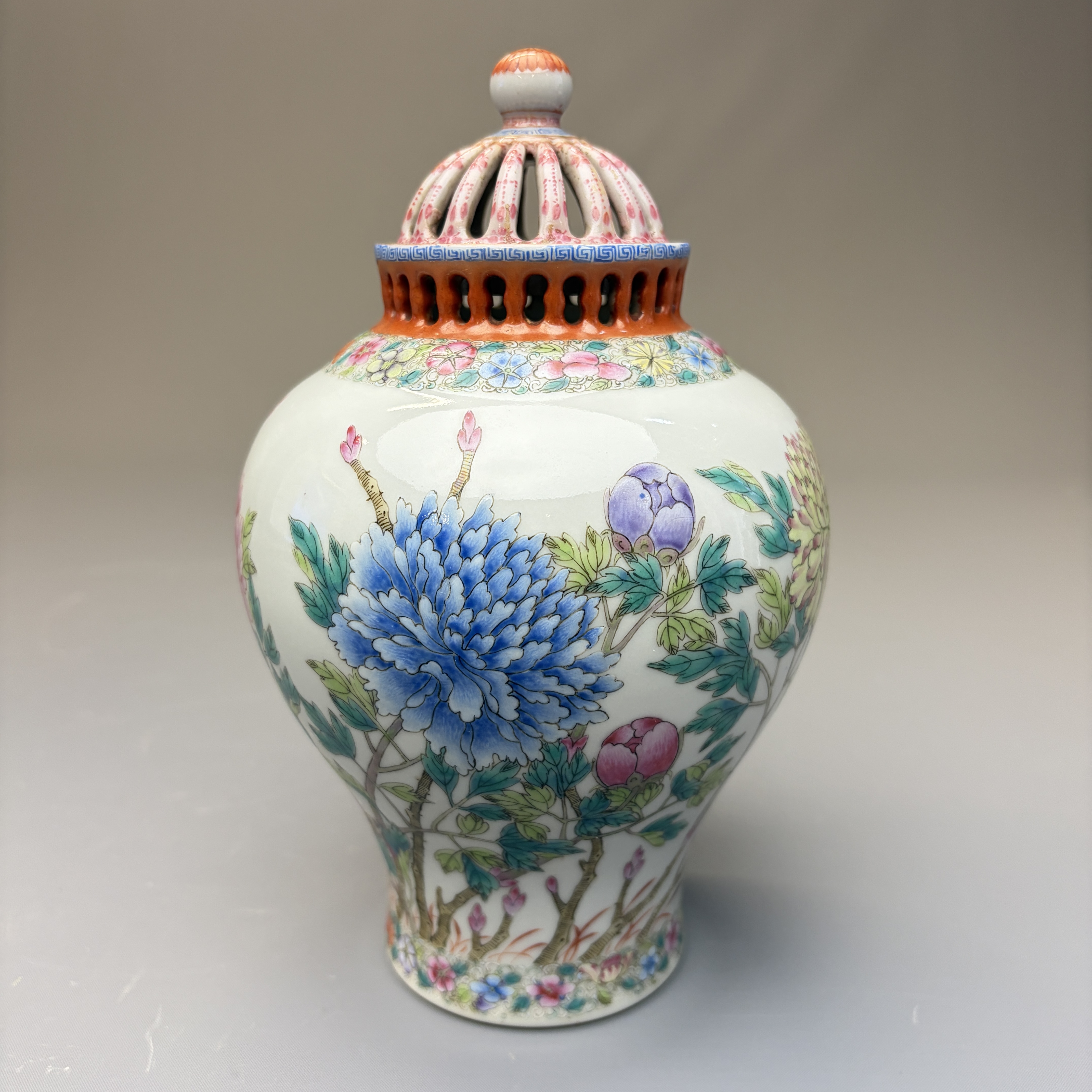 A pair of Chinese famille rose openworked vases and covers with peonies — foto 3