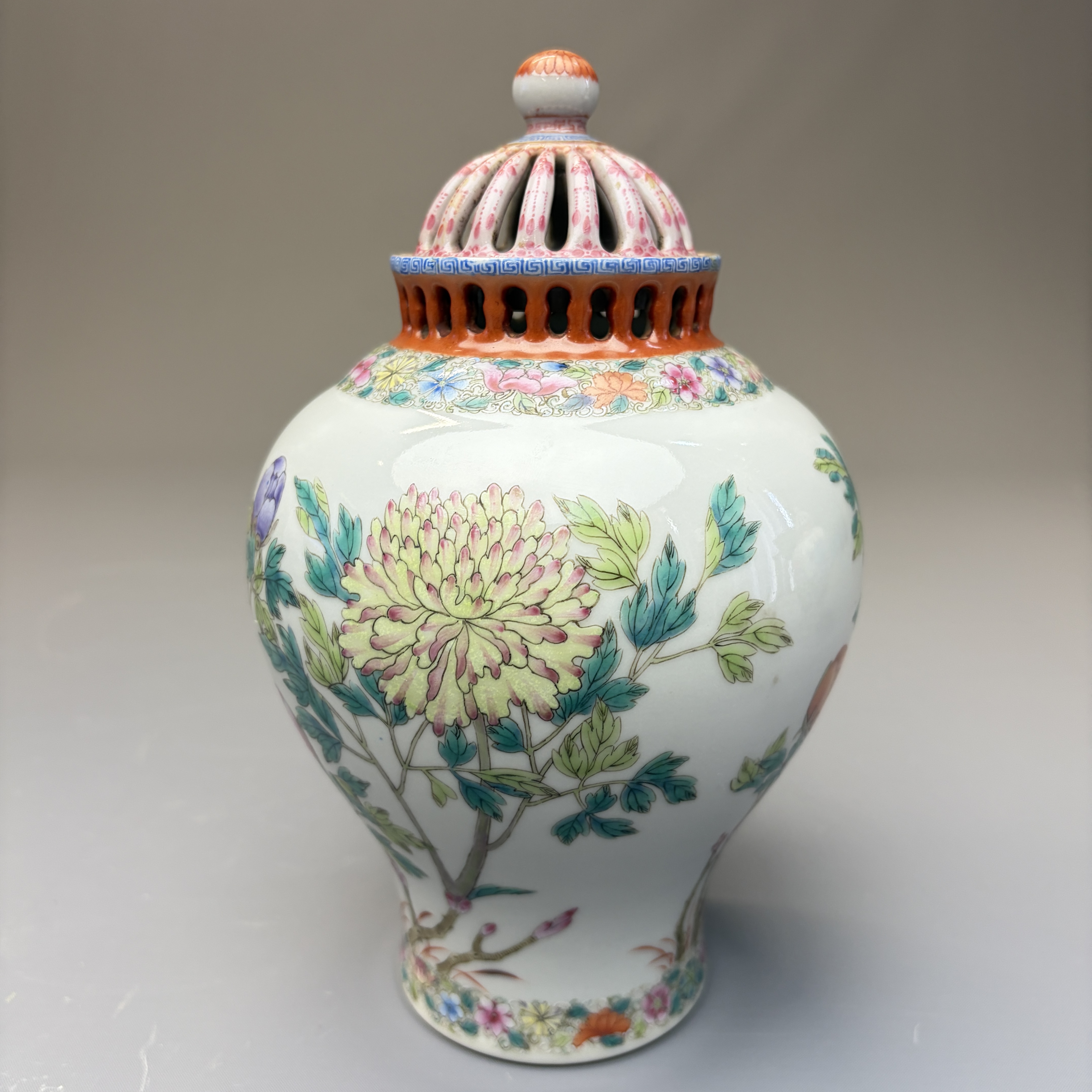 A pair of Chinese famille rose openworked vases and covers with peonies — foto 4