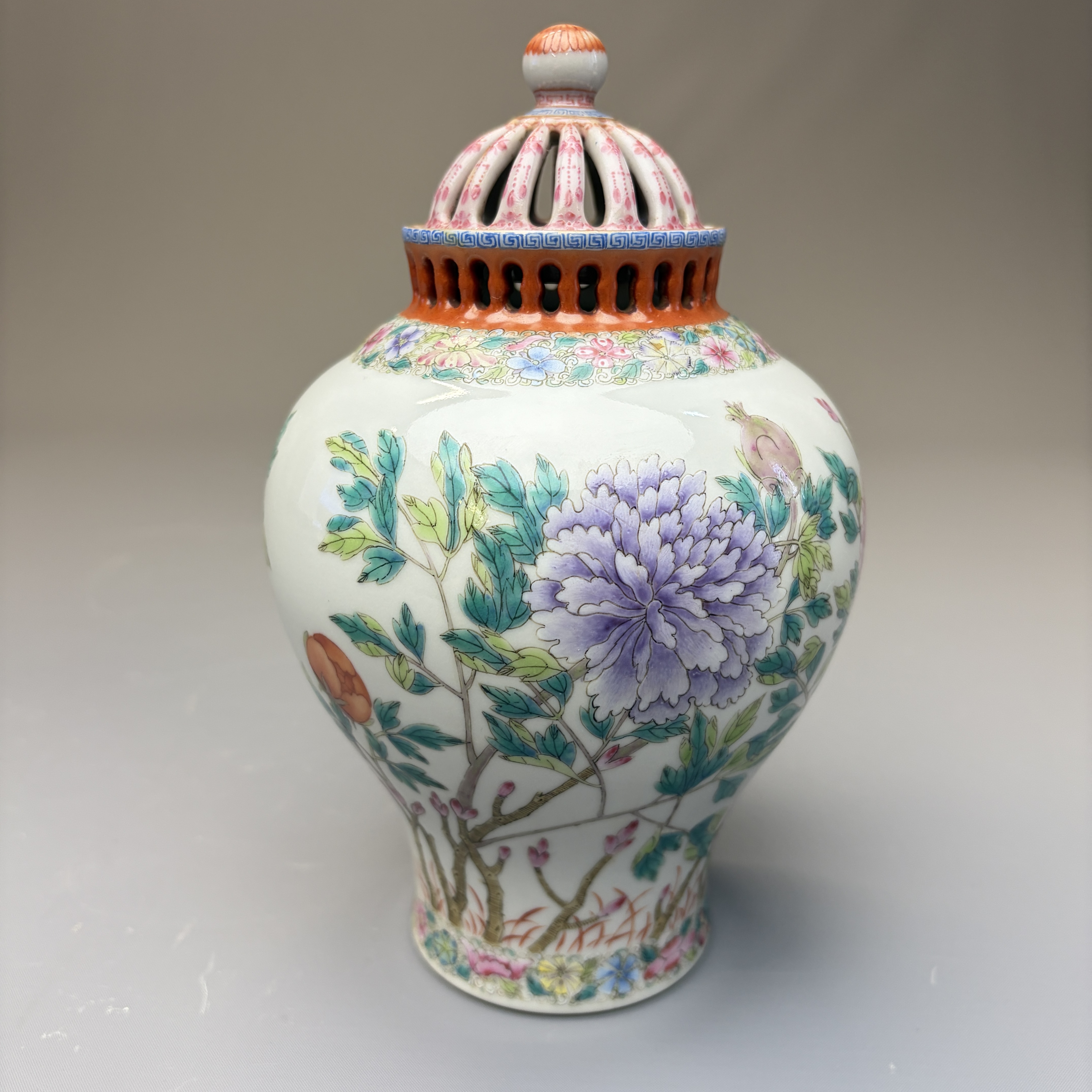 A pair of Chinese famille rose openworked vases and covers with peonies — foto 5