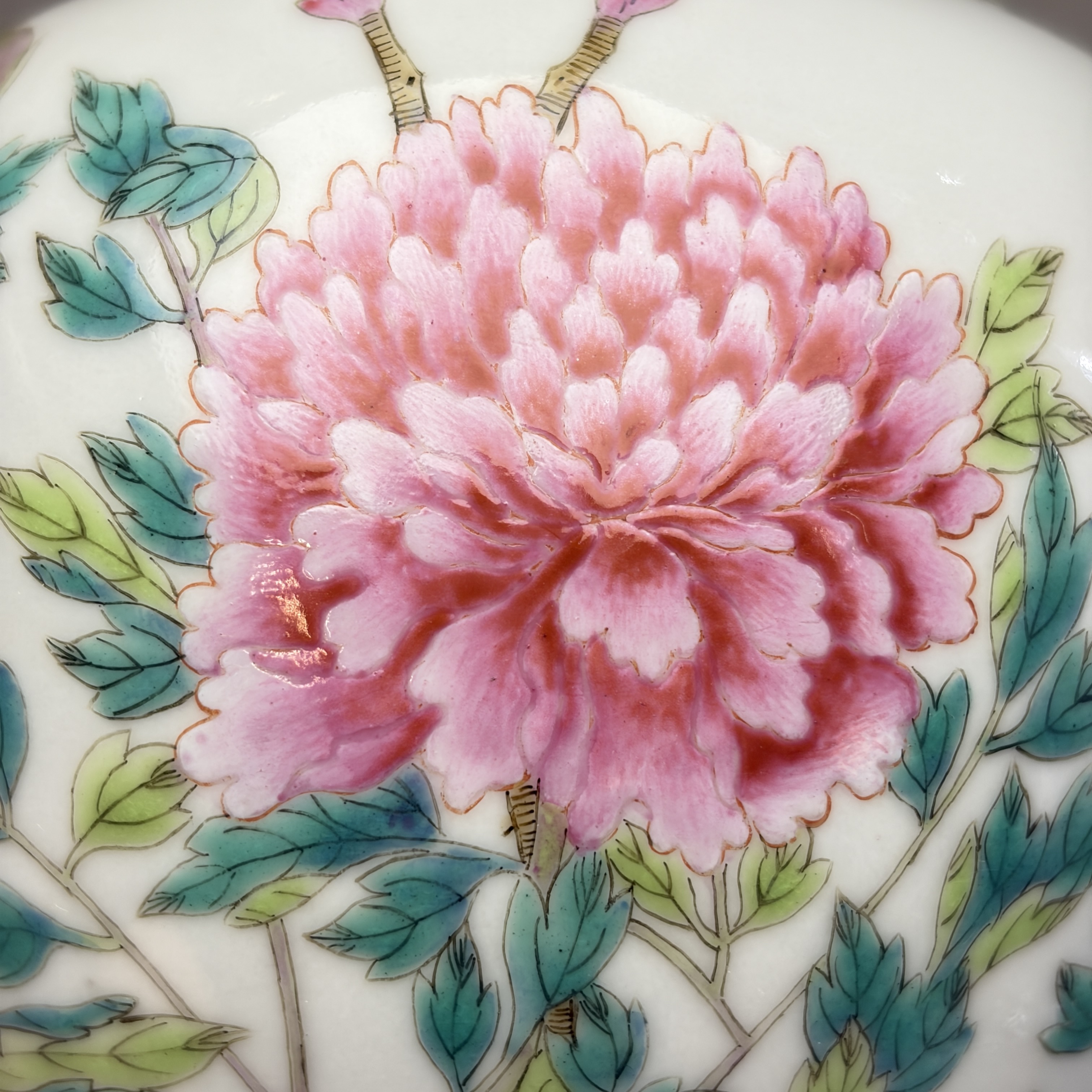 A pair of Chinese famille rose openworked vases and covers with peonies — foto 7