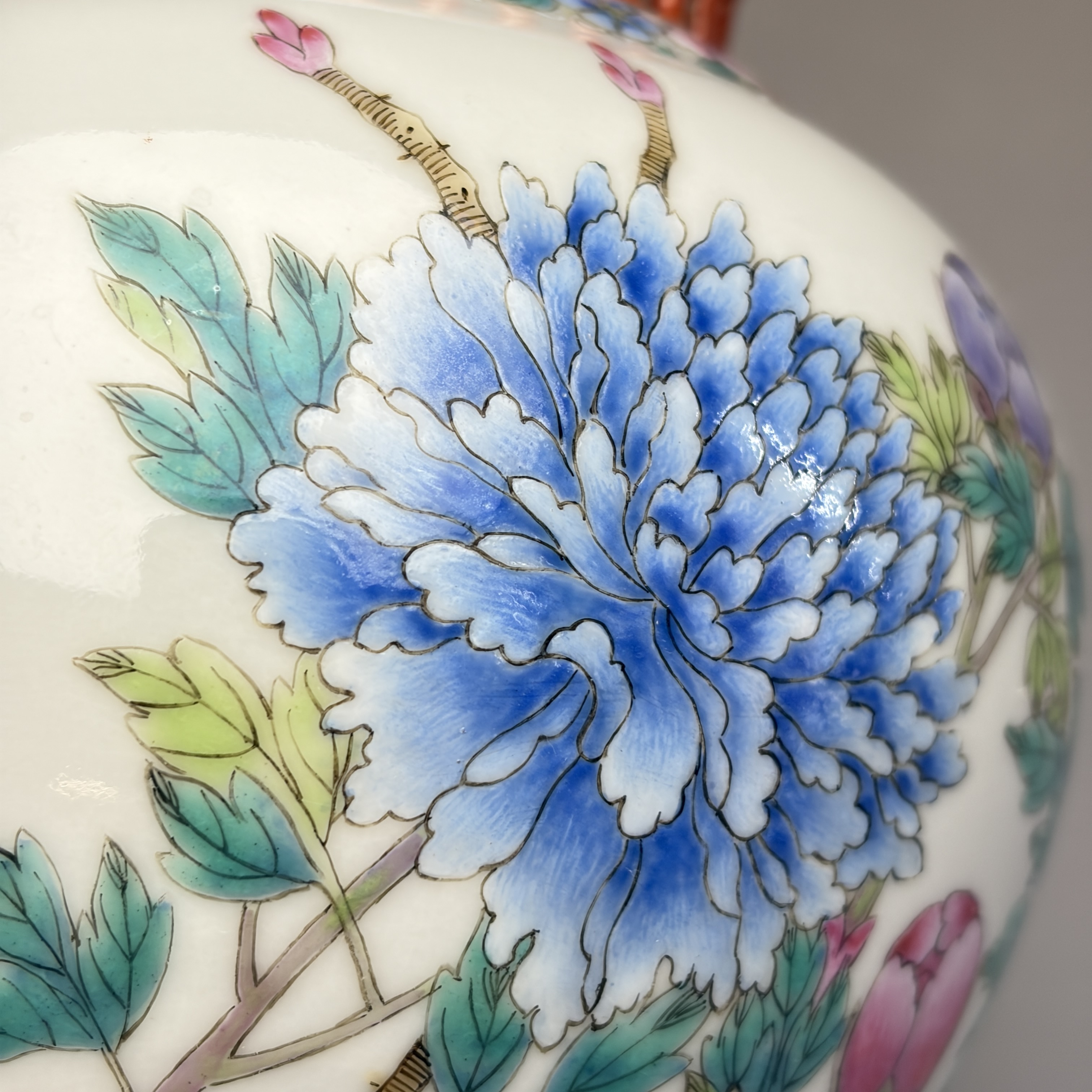 A pair of Chinese famille rose openworked vases and covers with peonies — foto 8